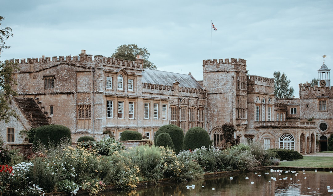 Photo Mansion, Ravens